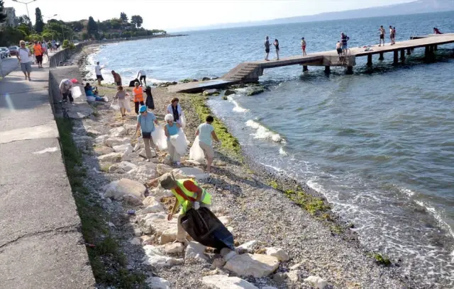 Karamürsel'de Çevre Gönüllülerinden Kıyı Temizliği