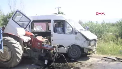 Manisa Her İkisi de Tarım İşçilerini Taşıyan Minibüs ile Traktör Çarpıştı 12 Yaralı Manisa Her İkisi de Tarım İşçilerini Taşıyan Minibüs ile Traktör Çarpıştı 12 Yaralı