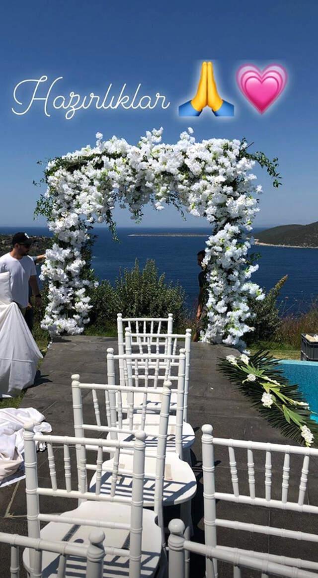 Mayıs Ayında Nikah Kıyan Seren Serengil ve Yaşar İpek Dün Akşam Düğün Yaptı