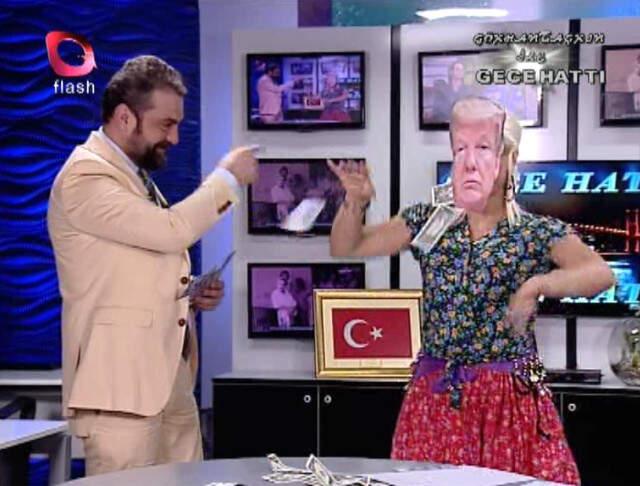 Flash TV Sunucusu, İki Kişiyi Donald Trump Maskesiyle Oynatarak Dolar Attı