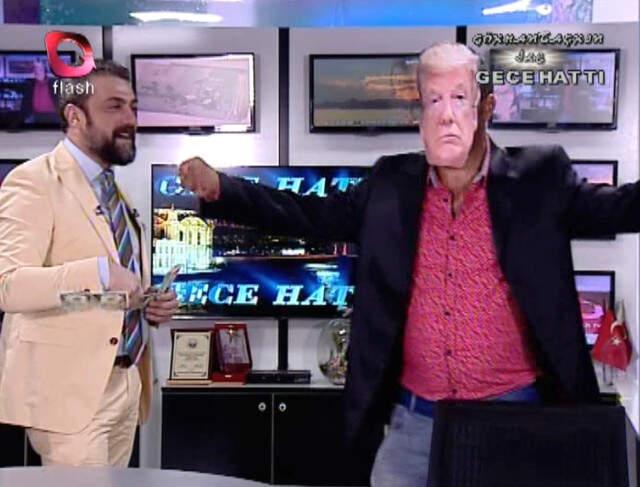 Flash TV Sunucusu, İki Kişiyi Donald Trump Maskesiyle Oynatarak Dolar Attı