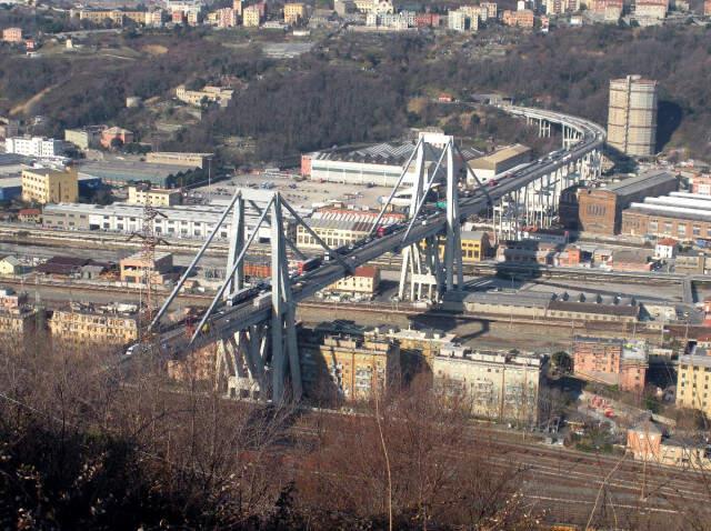 İtalya'da Onlarca Kişinin Öldüğü Köprü Faciasından İlk Görüntüler