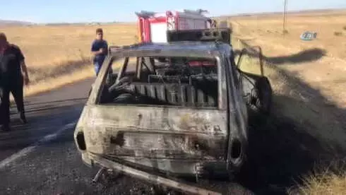 Niğde'de Seyir Halindeki Otomobil Yandı