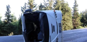 Sürücüsü Ehliyetsiz Servis Midibüsü Devrildi: 19 İşçi Yaralı