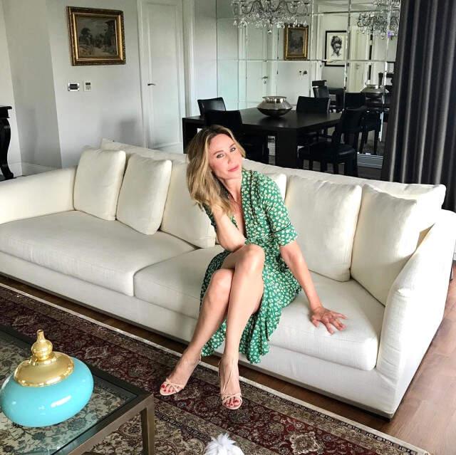 Demet Şener, Mavi Bikinisi ve Kusursuz Fiziğiyle Göz Kamaştırdı