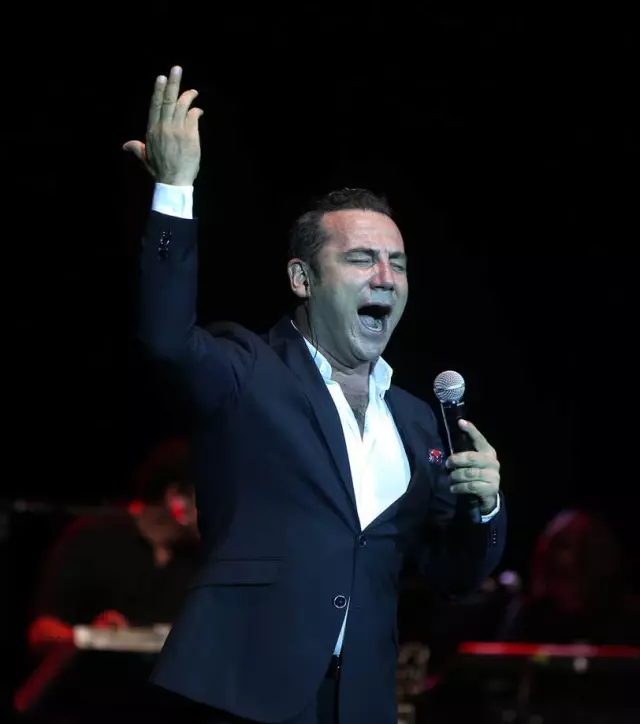 Ferhat Göçer Harbiye'de Konser Verdi