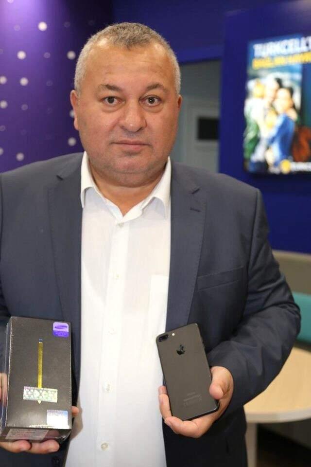 MHP İl Başkanı Köksal Yılmaz, iPhone Marka Telefonunu Kameralar Önünde Parçaladı