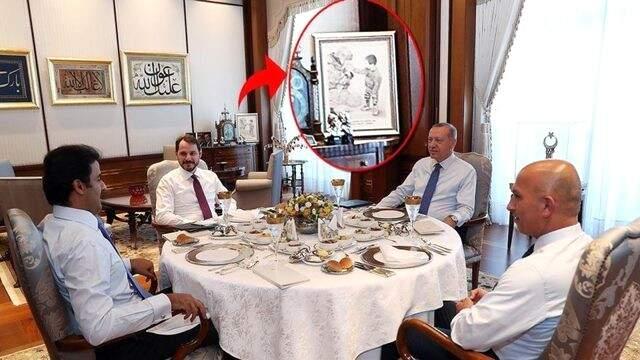 Başkan Erdoğan, Binbaşının Nefesiyle Çocuğun Elini Isıttığı Fotoğrafı Baş Köşeye Koyuyor