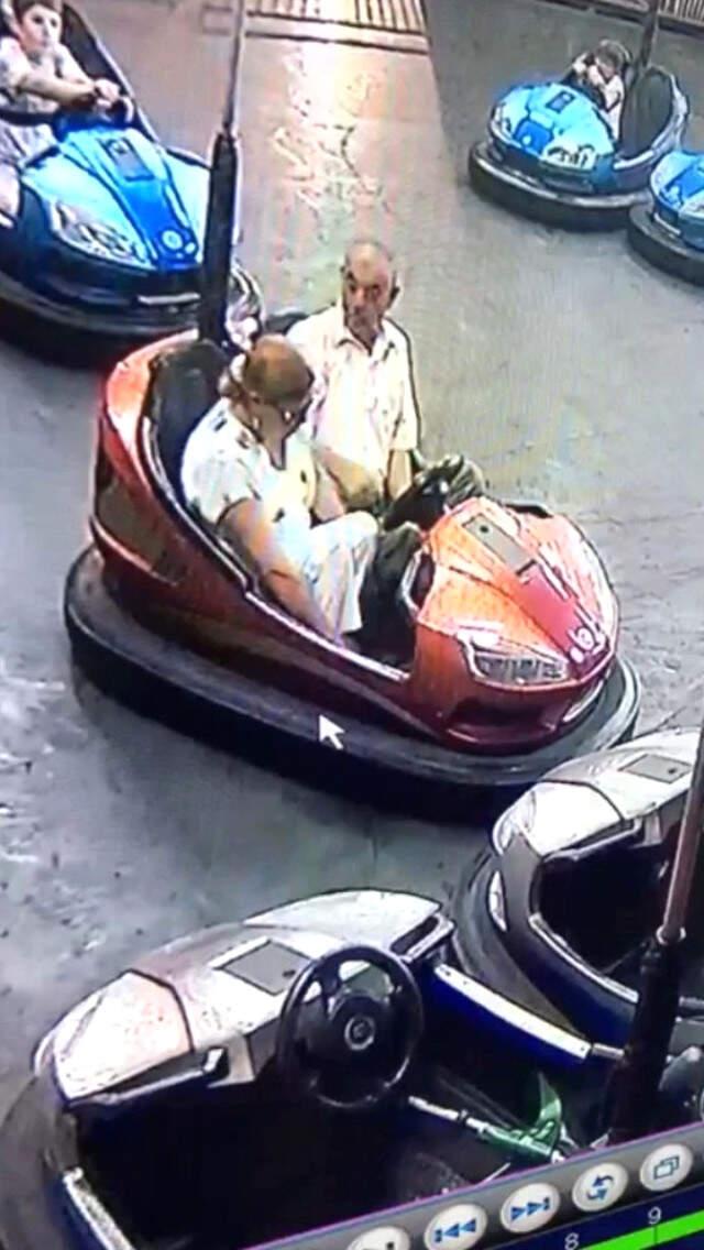 Çarpışan Arabada Düşürülen Cüzdanı Böyle Çaldı