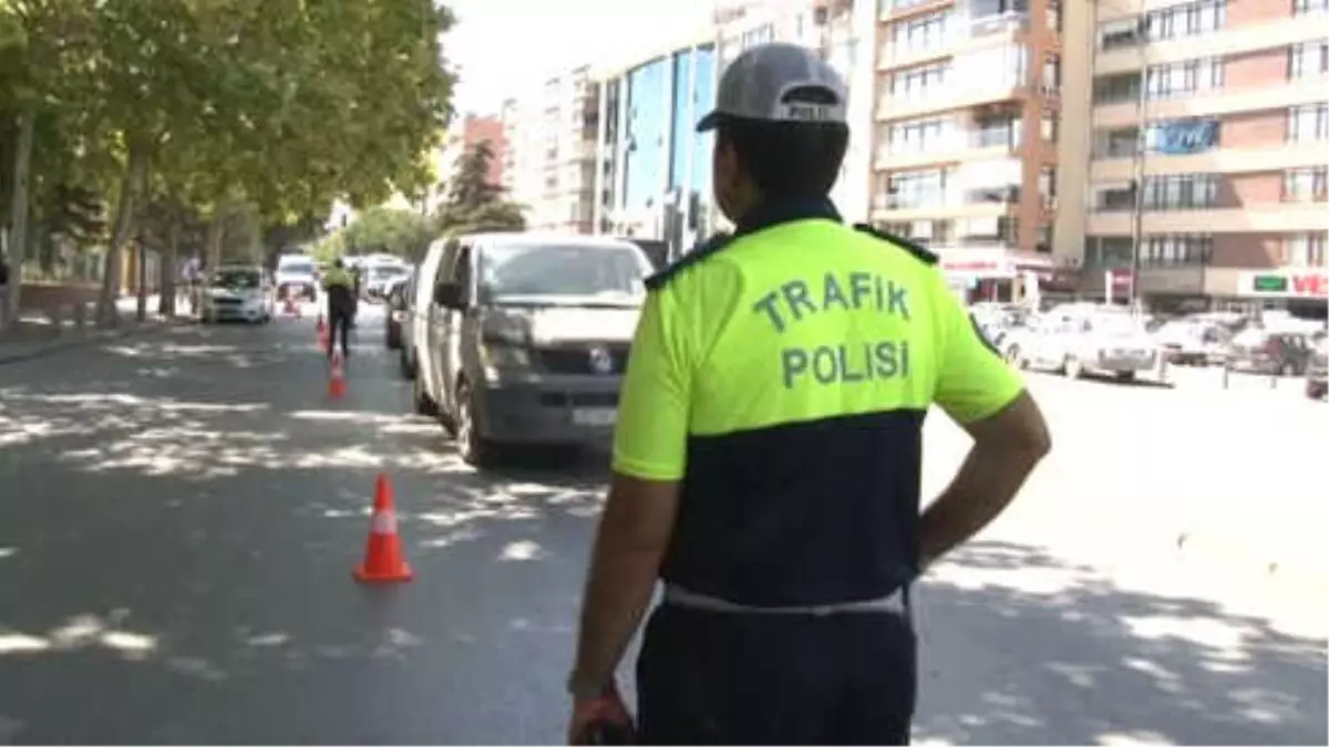 Çocuklar Kırmızı Düdükle Trafik Polisi Oldu