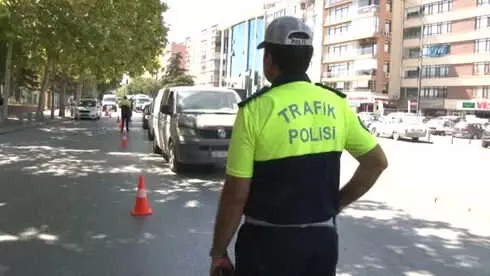 Çocuklar Kırmızı Düdükle Trafik Polisi Oldu