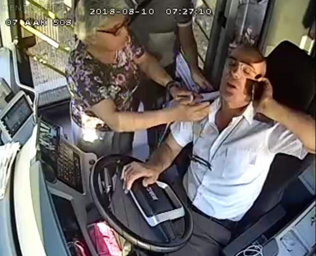 Direksiyon Başında Kalp Krizi Geçiren Şoför 'Hayatınızı Tehlikeye Atamam' Deyip Aracı Durdurdu
