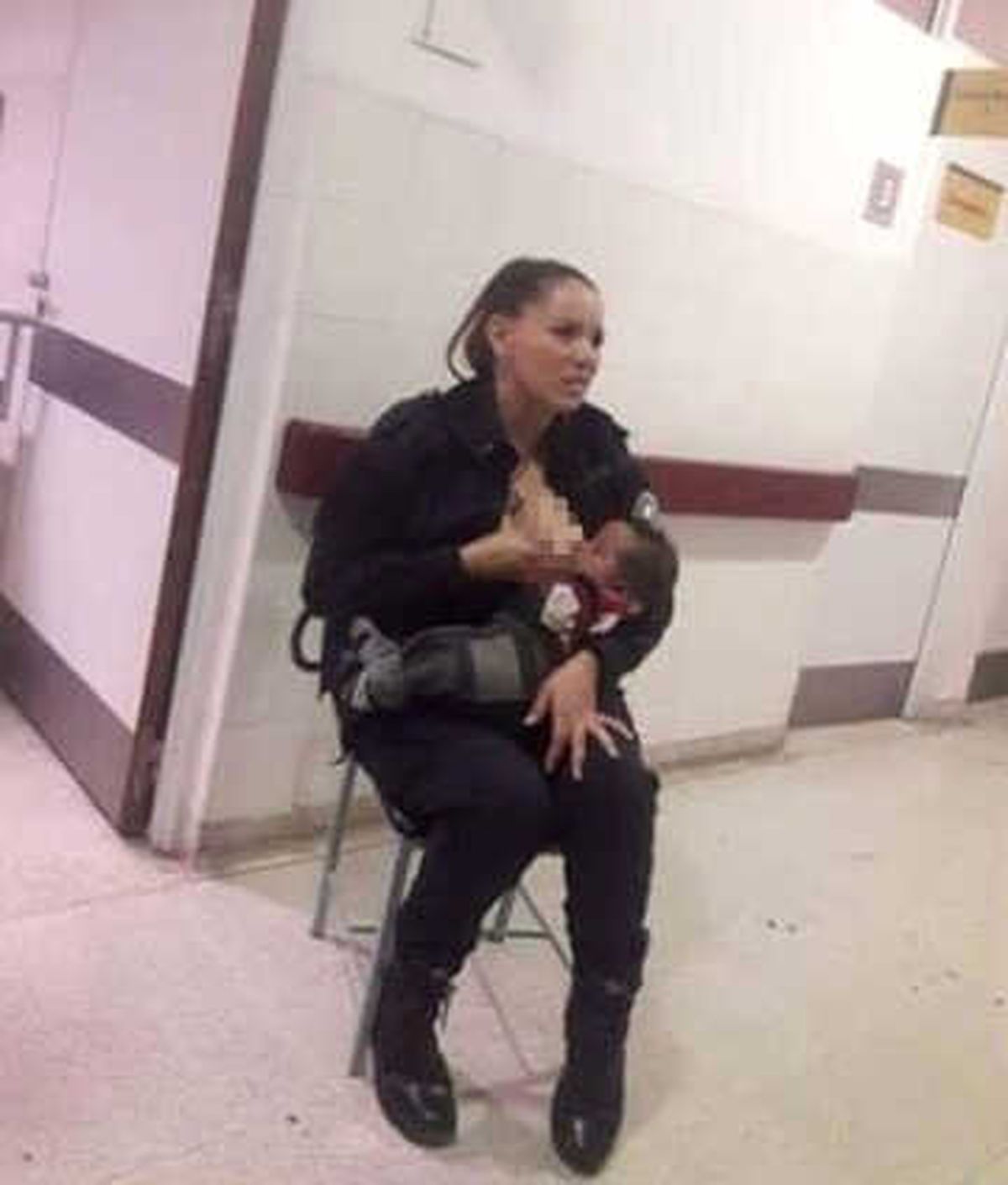 Arjantin'de Bir Kadın Polisin Aç Kalan Bebeği Emzirmesi Herkesi Duygulandırdı
