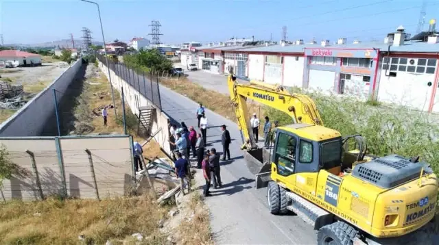 Kalecik TOKİ'de Yol Genişletme Çalışması Kalecik TOKİ'de Yol Genişletme Çalışması