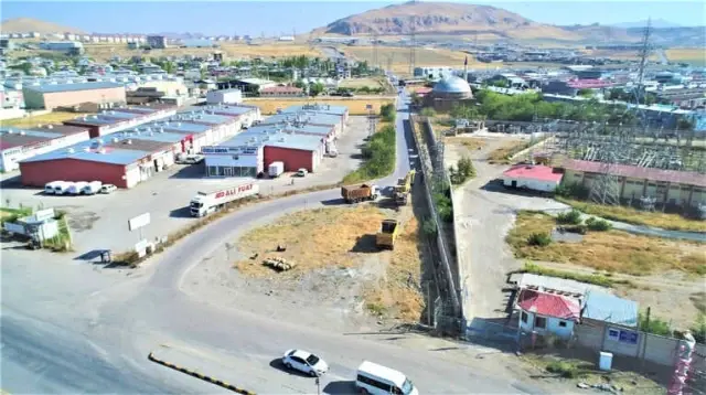 Kalecik TOKİ'de Yol Genişletme Çalışması Kalecik TOKİ'de Yol Genişletme Çalışması