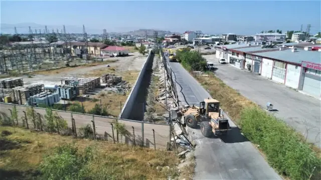 Kalecik TOKİ'de Yol Genişletme Çalışması Kalecik TOKİ'de Yol Genişletme Çalışması