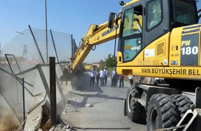 Kalecik TOKİ'de Yol Genişletme Çalışması Kalecik TOKİ'de Yol Genişletme Çalışması