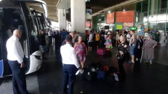 Tatilciler Akın Akın İzmir Otogarından Memleketlerine Gidiyor