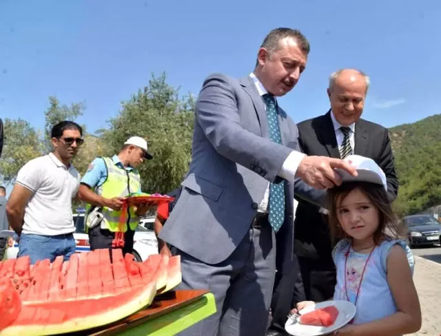 Vali Büyükakın'dan Karpuzlu Trafik Denetimi Vali Büyükakın'dan Karpuzlu Trafik Denetimi
