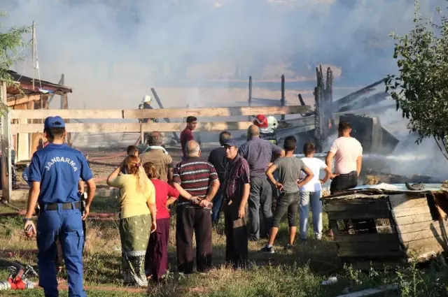 Ahır ve Depo Olarak Kullanılan Baraka Küle Döndü