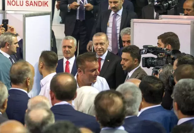 AK Parti'de Oylar Kullanılıyor AK Parti'de Oylar Kullanılıyor