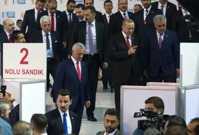 AK Parti'de Oylar Kullanılıyor AK Parti'de Oylar Kullanılıyor