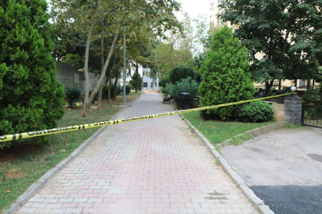 Apartmanın Bahçesine 300 Metre Sürüklenerek Getirilmiş Erkek Cesedi Bulundu