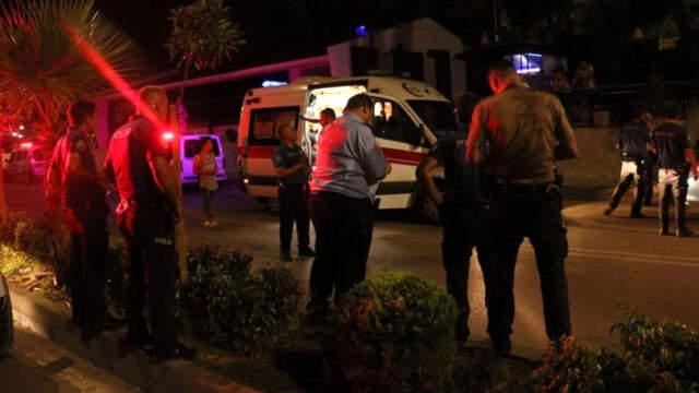Evi Ateşe Verdi, Boğazına Dayadığı Kırık Cam Parçasıyla İntihara Kalkıştı