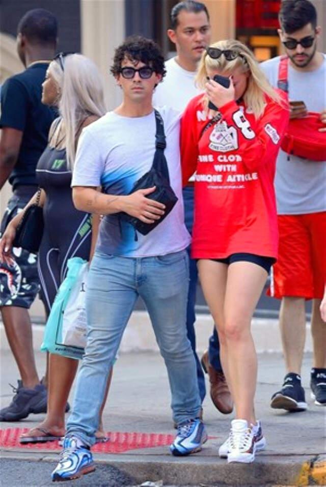 Game of Thrones'un Sansa'sı Periyodik Takvim'e Yenildi, Sokak Ortasında Ağlama Krizine Girdi