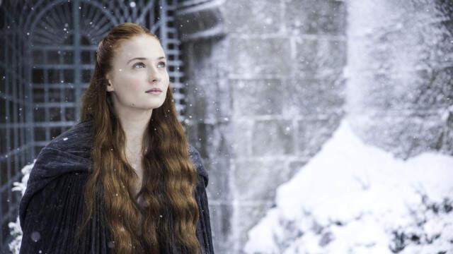 Game of Thrones'un Sansa'sı Periyodik Takvim'e Yenildi, Sokak Ortasında Ağlama Krizine Girdi