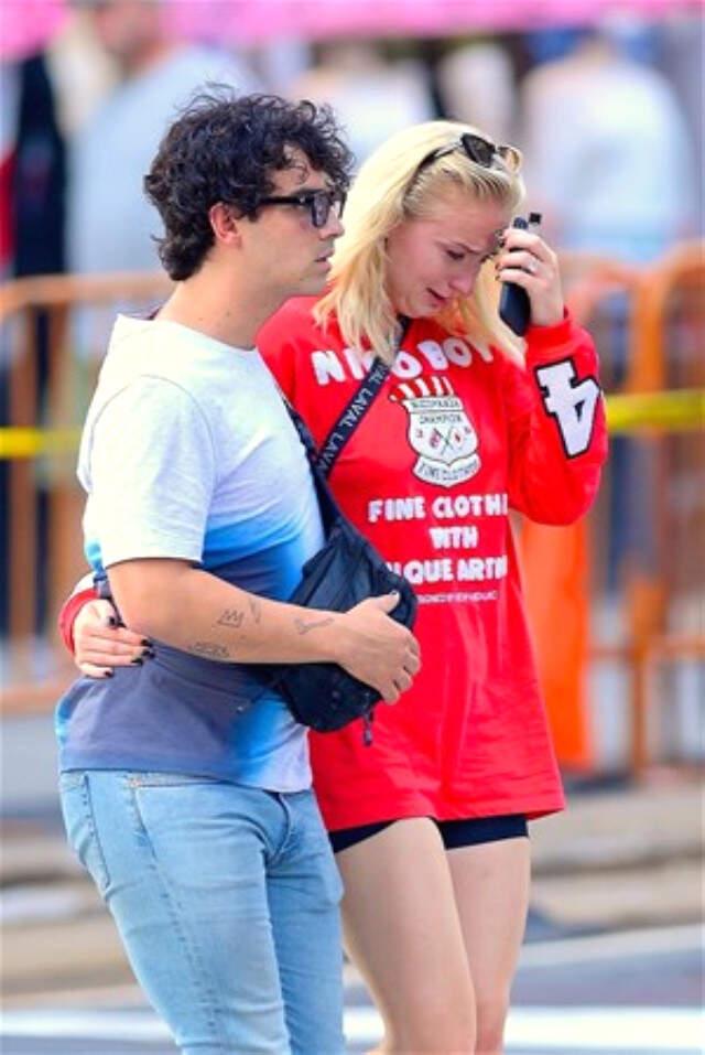 Game of Thrones'un Sansa'sı Periyodik Takvim'e Yenildi, Sokak Ortasında Ağlama Krizine Girdi