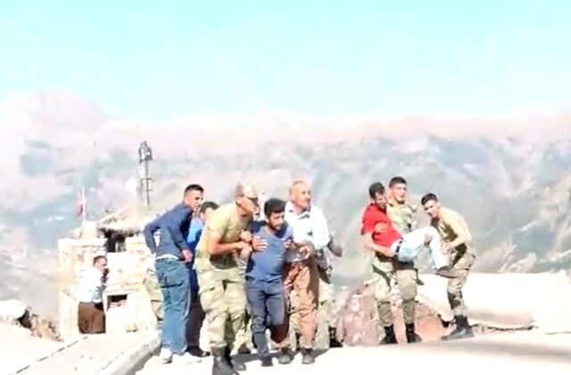 Hakkari'deki Trafik Kazasında Yaralanan 8 Vatandaş, Askeri Helikopterle Hastaneye Götürüldü