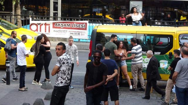 Kadınların kavgasına erkekler de karışınca... Kafasında şişe kırdı