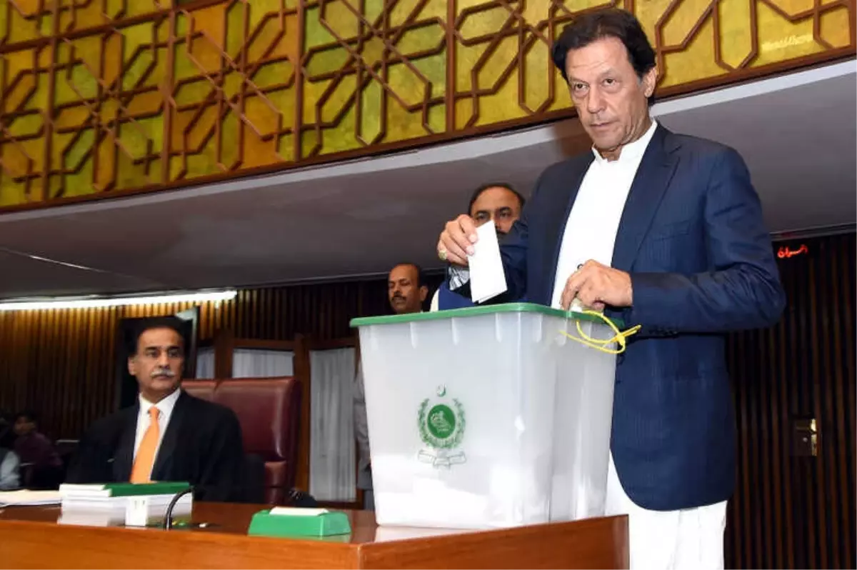 Pakistan'ın Yeni Başbakanı Yemin Etti