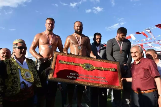 Tosya Güreşleri'nde Başpehlivan Orhan Okulu Oldu Tosya Güreşleri'nde Başpehlivan Orhan Okulu Oldu