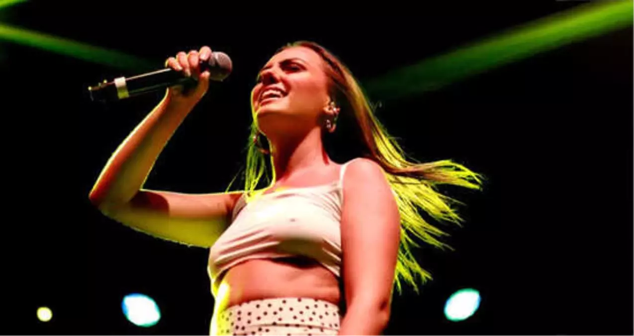 Dünyaca Ünlü Şarkıcı Alexandra Stan, Konser Verdiği Çanakkale'ye Hayran Kaldı