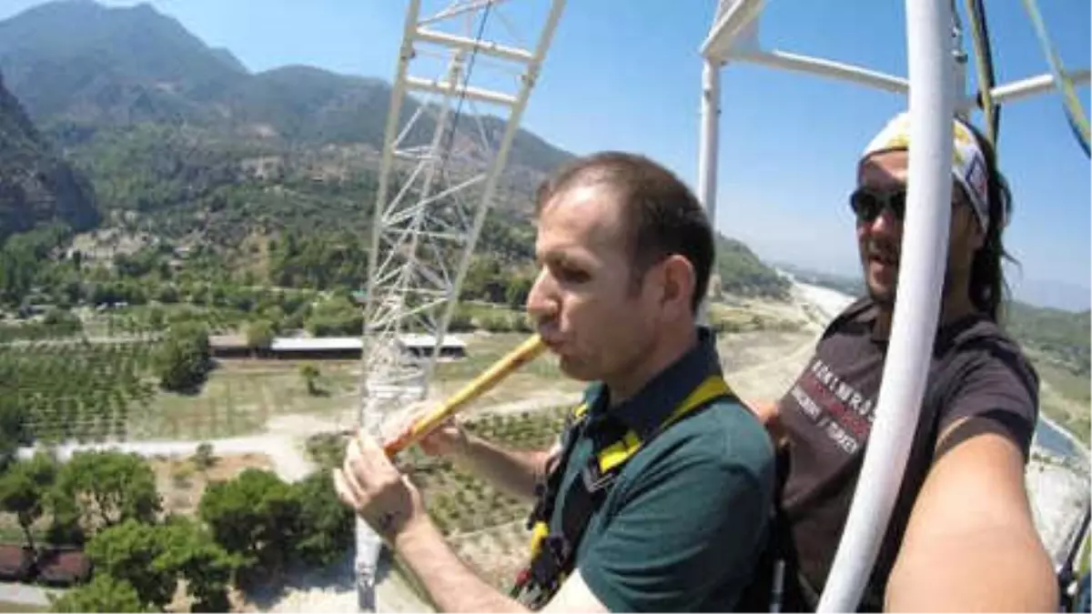 Engelli Öğretmen, Bungee Jumping Heyecanını Kaval ve Türküyle Yendi