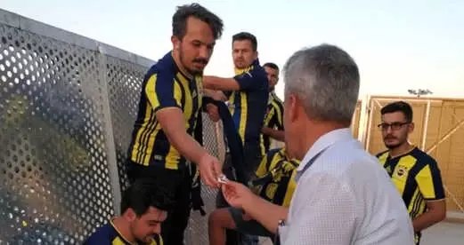 Fenerbahçeli Taraftarlara Kayısı İkram Edildi