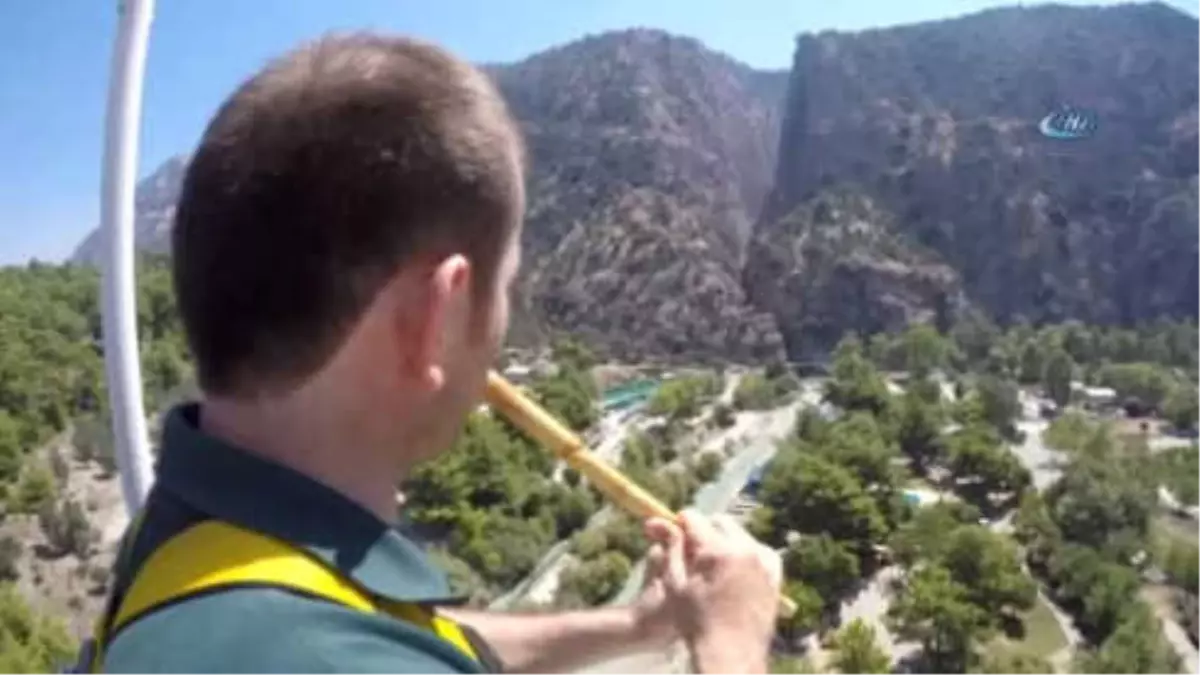 Görme Engelli Öğretmen Türkülerle Bungee Jumping Yaptı, Ortaya Renkli Görüntüler Çıktı