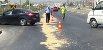 Kumköy: Karayoluna Dökülen Mazot Polisler Ekiplerince Üzeri Talaşla Kapatılarak Temizlendi Kumköy: Karayoluna Dökülen Mazot Polisler Ekiplerince Üzeri Talaşla Kapatılarak Temizlendi