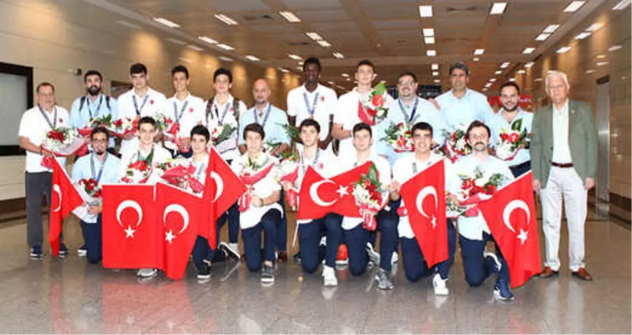 Milliler Bronz Madalya ile Türkiye'ye Döndü