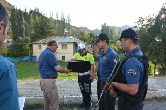 Vali Azizoğlu, Trafik Uygulama Noktalarını Ziyaret Etti Vali Azizoğlu, Trafik Uygulama Noktalarını Ziyaret Etti