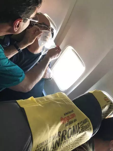 Yolcu Uçakta Kalp Krizi Geçirdi Yolcu Uçakta Kalp Krizi Geçirdi