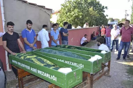 Denizde Boğulan 3 Genç, Son Yolculuklarına Uğurlandı Denizde Boğulan 3 Genç, Son Yolculuklarına Uğurlandı