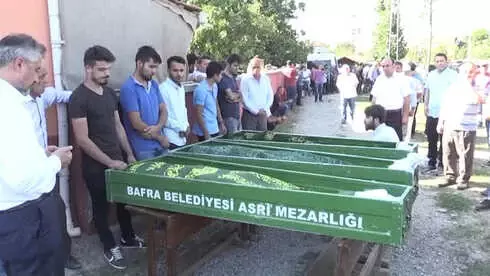 Denizde Boğulan 3'ü Aynı Aileden 4 Kişinin Cenazesi Toprağa Verildi Denizde Boğulan 3'ü Aynı Aileden 4 Kişinin Cenazesi Toprağa Verildi