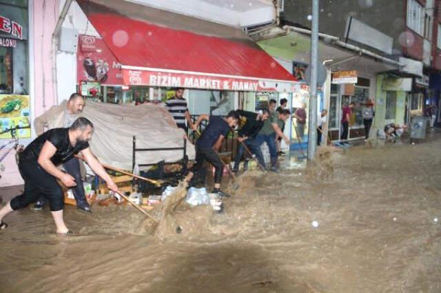 Erzurum'da Sel Nedeniyle Ev ve İş Yerleri Sular Altında Kaldı