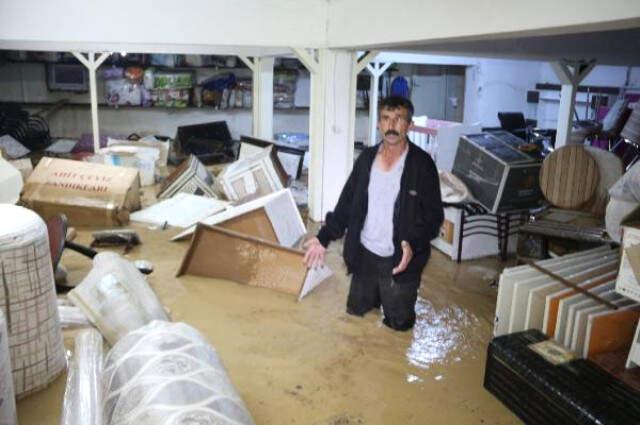 Erzurum'da Sel Nedeniyle Ev ve İş Yerleri Sular Altında Kaldı