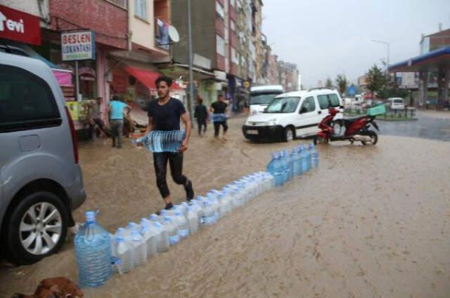 Erzurum'da Sel Nedeniyle Ev ve İş Yerleri Sular Altında Kaldı