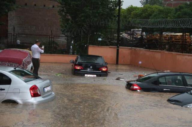 Erzurum'da Sel Nedeniyle Ev ve İş Yerleri Sular Altında Kaldı