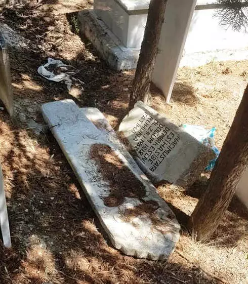 Gurbetçi Vatandaşın Mezarlık Tepkisi Gurbetçi Vatandaşın Mezarlık Tepkisi